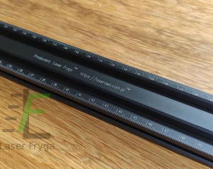 Listwa 2040 ze skalą