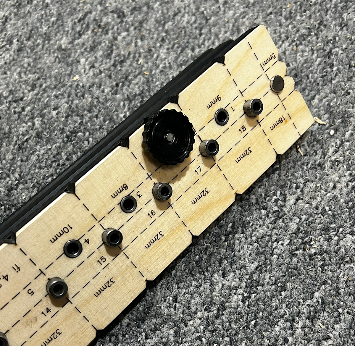 Otwory do ustawiania dystansu