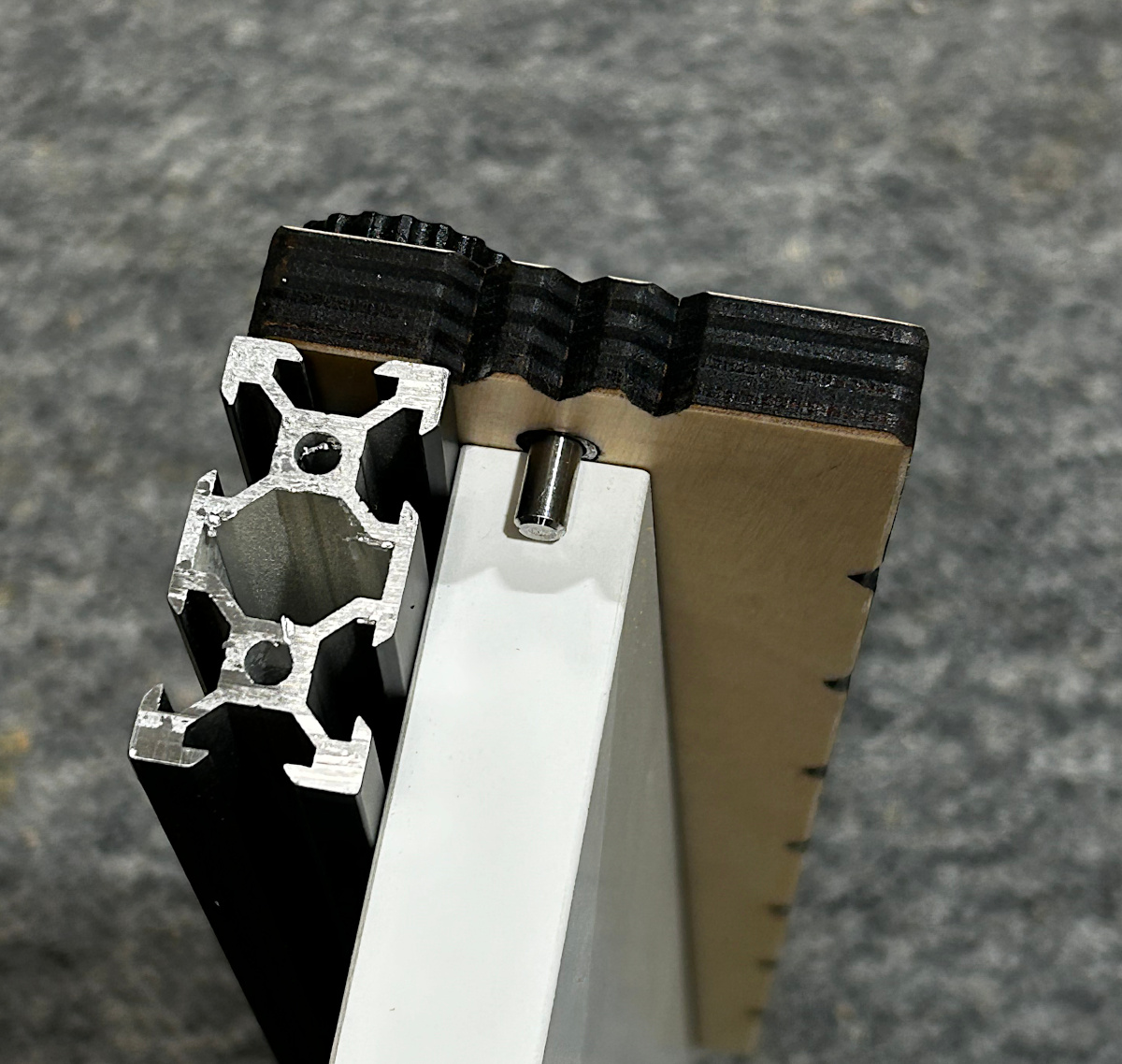 Widok od tyłu - pin w pierwszym otworze