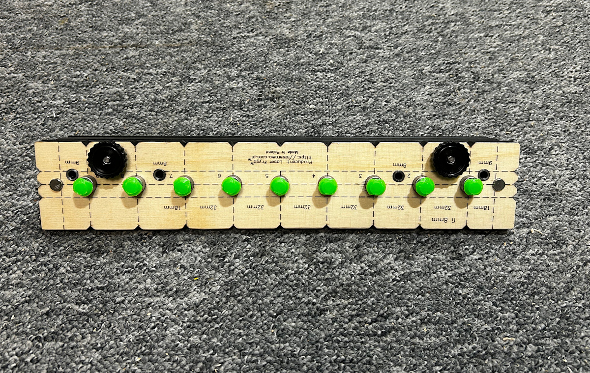 Szablon wraz z listwą i zaślepkami