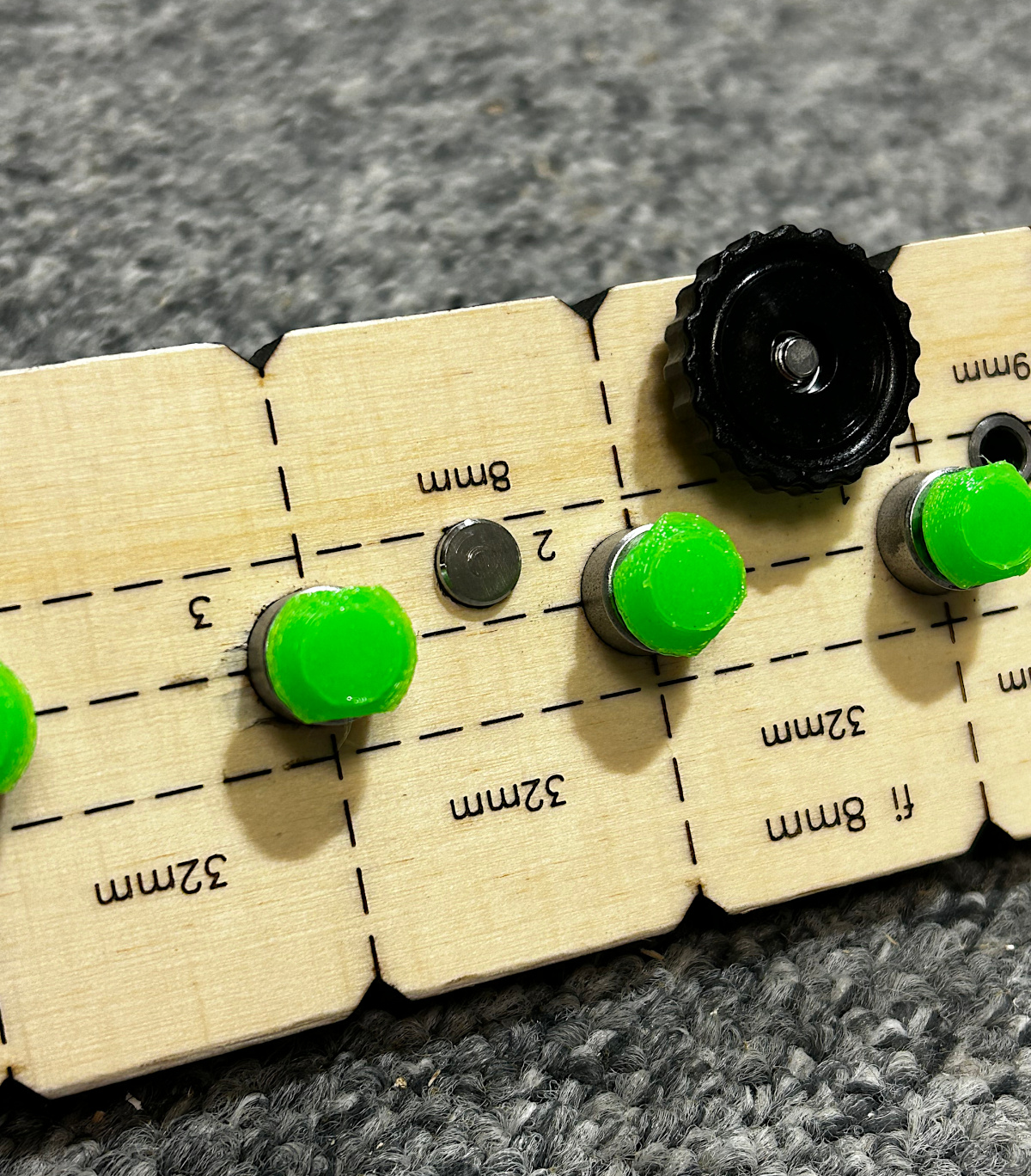 Otwory do ustawiania dystansu