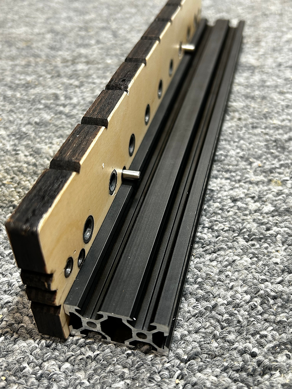 Widok od tyłu - pin w pierwszym otworze